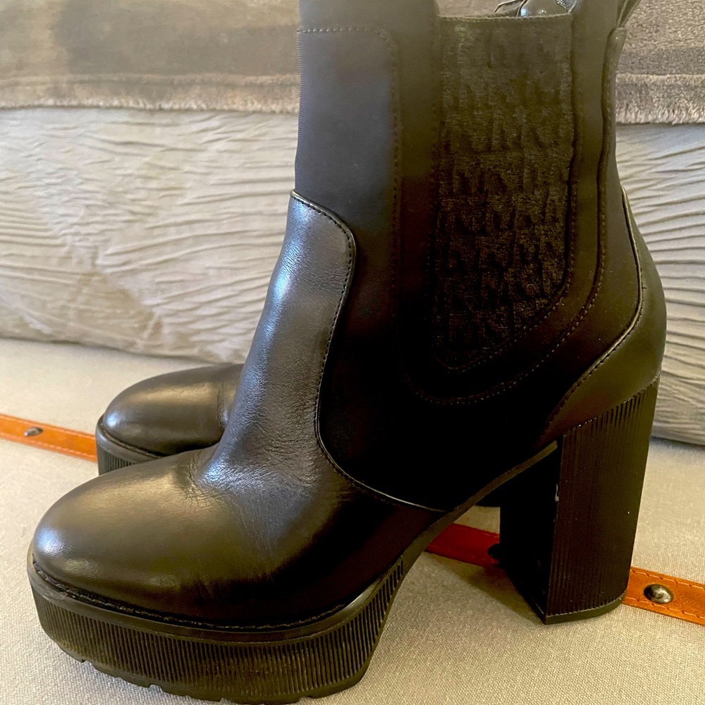 Michael Kors platform boot. Black size 7.5